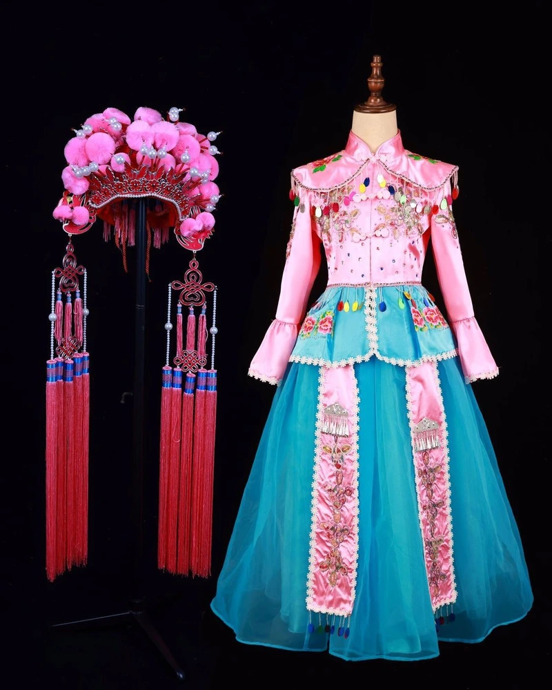 Pink and Turquoise Opera-Inspired Ensemble — reviewed display photograph